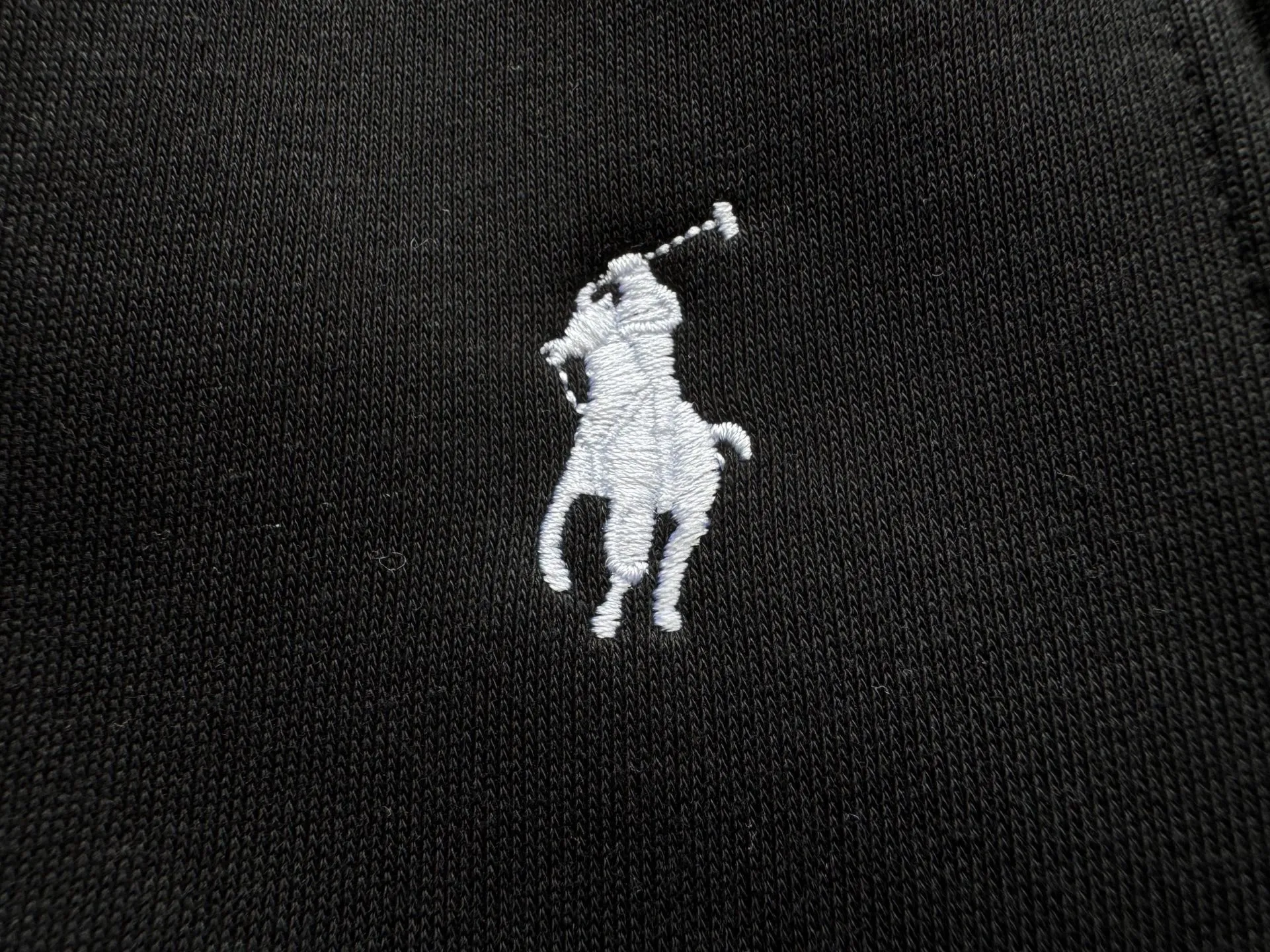 P220 Polo Ralph Lauren FW25 solid color embroidered logo sweatshirt. A sweatshirt is absolutely indispensable for the lazy feeling in autumn⛸️Ralph Luaren. The core is casual and relaxed, and the exterior is an American silhouette. It has a boyish laziness in place. It is unobtrusive but looks more timeless. 🕶️ The large drop shoulder version looks casual and fashionable. Wear it alone in spring and autumn or layer it in winter. It is completely a long-term sweatshirt in the wardrobe🫶🏻 Size Length Sleeve Length Bust M 63.5 80.5 130 L 65 82 134 XL 66.5 83.5 138